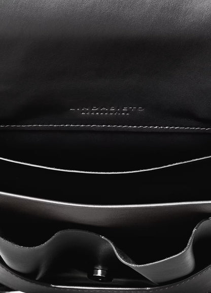 Lindasieto avantgarde edgy Layered Bag handcrafted from luxurious Italian nappa leather, sculptural minimalist black handbag, crossbody purse with unique wrist strap, closeup detail with stitching and inner panels by Hungarian, Budapest based designer. Fekete bőr kortárs designer válltáska magyar táska tervező márka.