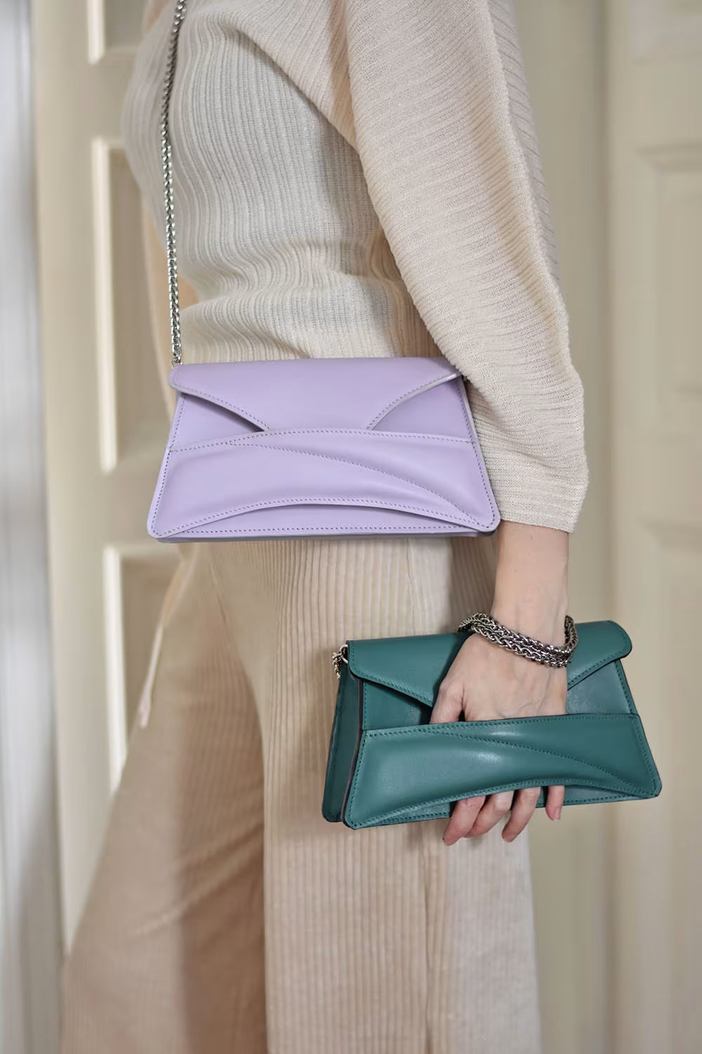 Lindasieto Link Bag, különleges zöld, lila bőr magyar designer esküvői, alkalmi táska, válltáska, tervezői márka. Sculptural, minimalist clutch on chain bag, genuine Italian leather, custom colors, luxury lilac, green handbag, crossbody purse with unique wrist strap by Budapest based independent designer. 