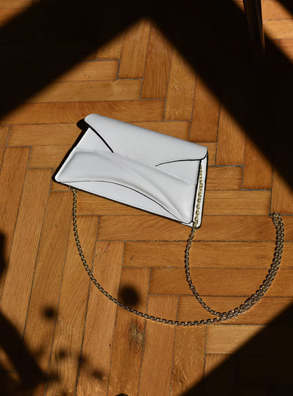 Lindasieto Link Bag, különleges fehér bőr magyar designer esküvői, alkalmi táska, válltáska, tervezői márka. Sculptural, minimalist clutch on chain bag, genuine Italian leather, custom colors, luxury off white handbag, crossbody purse with unique wrist strap by Budapest based independent designer. 