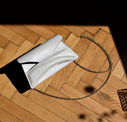 Lindasieto Link Bag, különleges fehér bőr magyar designer esküvői, alkalmi táska, válltáska, tervezői márka. Sculptural, minimalist clutch on chain bag, genuine Italian leather, custom colors, luxury off white handbag, crossbody purse with unique wrist strap by Budapest based independent designer. 