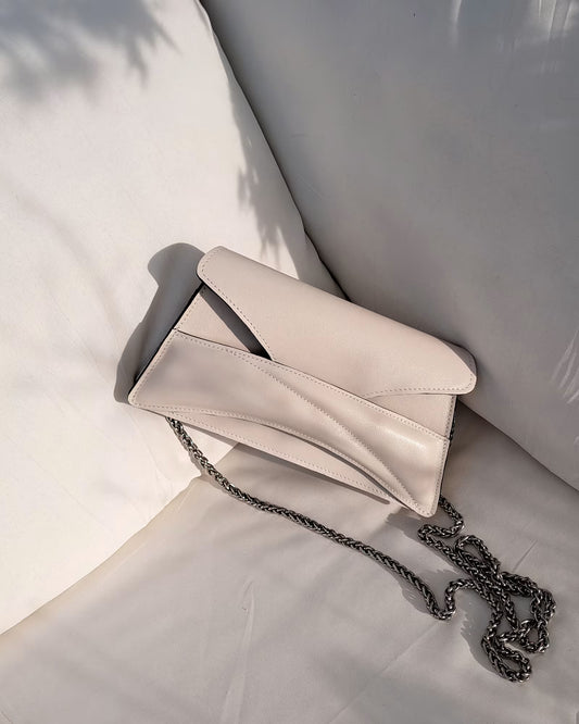 Lindasieto Link Bag, különleges fehér bőr magyar designer esküvői, alkalmi táska, válltáska, tervezői márka. Sculptural, minimalist clutch on chain bag, genuine Italian leather, custom colors, luxury off white handbag, crossbody purse with unique wrist strap by Budapest based independent designer. 