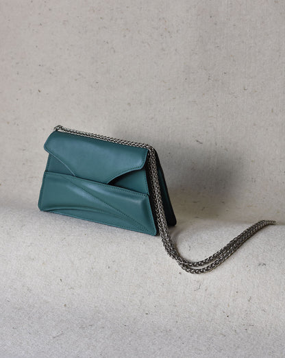Jade green leather designer clutch to crossbody bag, purse  with unique wrist strap, silver chain strap by Budapest based fashion brand. Egyedi, magyar valódi bőr táska, smaragd zöld női táska, ezüst lánc vállpánttal.