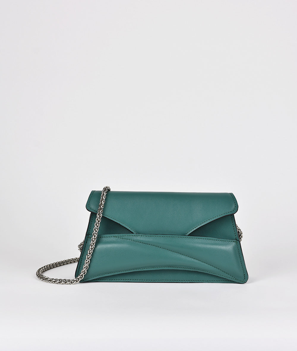 Jade green leather sculptural contemporary clutch to crossbody bag, purse  with unique wrist strap, silver chain strap by Budapest based fashion brand. Egyedi magyar bőr designer borítéktáska, zöld női táska, ezüst lánc vállpánttal.