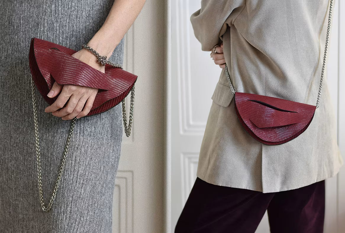 Fenntartható, designer márka, egyedi tervezésű, bordó piros bőr táska,  magyar tervező, prémium olasz bőrök, személyre szabott ajándék, monogram.
Sustainable, unique clutch to crossbody Dune Bag with chain strap, Italian dark red, burgundy textured leather crafted in Budapest designer studio.