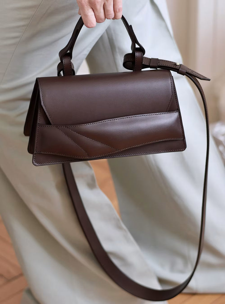 lindasieto magyar designer barna bőr Mini Balance táska, at rad fashion festival. Dark chocolate brown leather top handle shoulder bag with unique wrist strap by Budapest based designer brand.