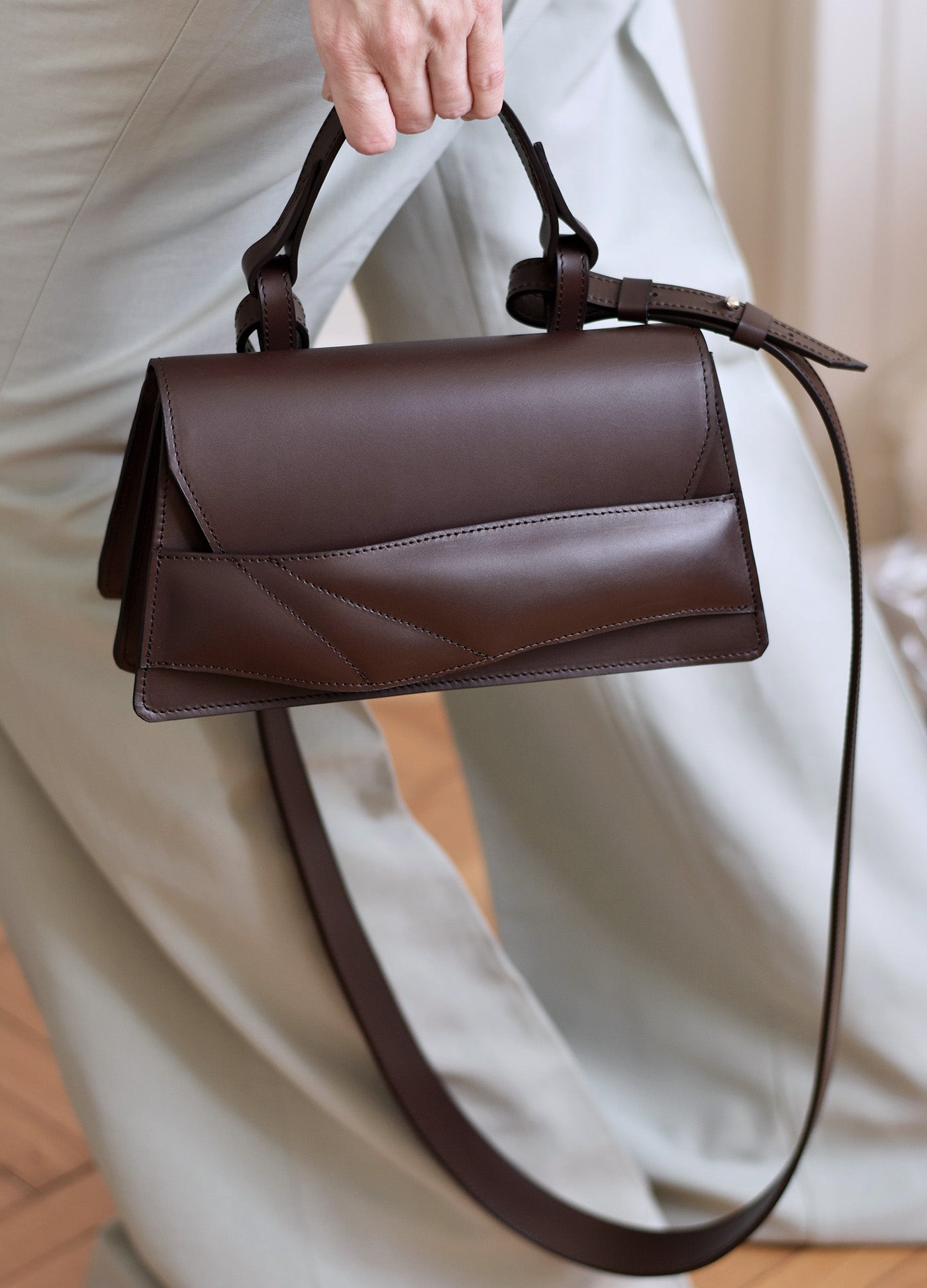 lindasieto magyar designer bőr Mini Balance táska, at rad fashion festival. Dark chocolate brown leather top handle shoulder bag with unique wrist strap by Budapest based designer brand.