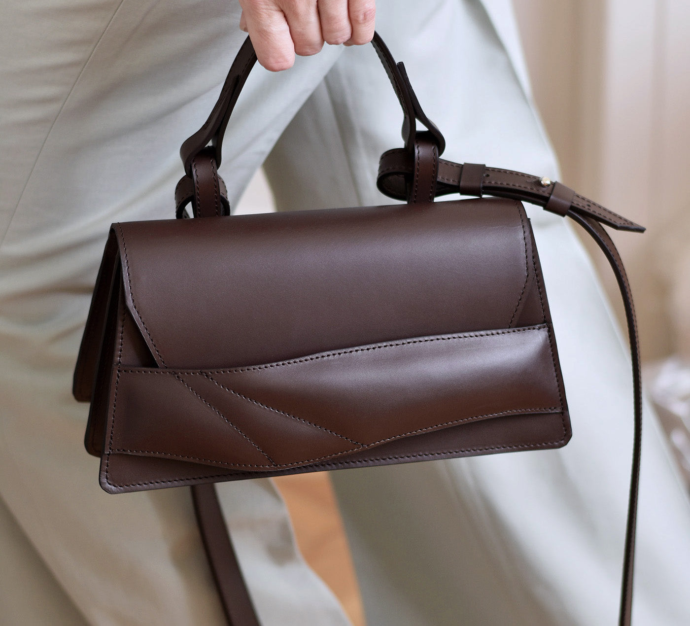lindasieto magyar designer bőr Mini Balance táska, 2026 tavasz. Dark chocolate brown leather top handle shoulder bag with unique wrist strap by Budapest based designer brand, ss26.