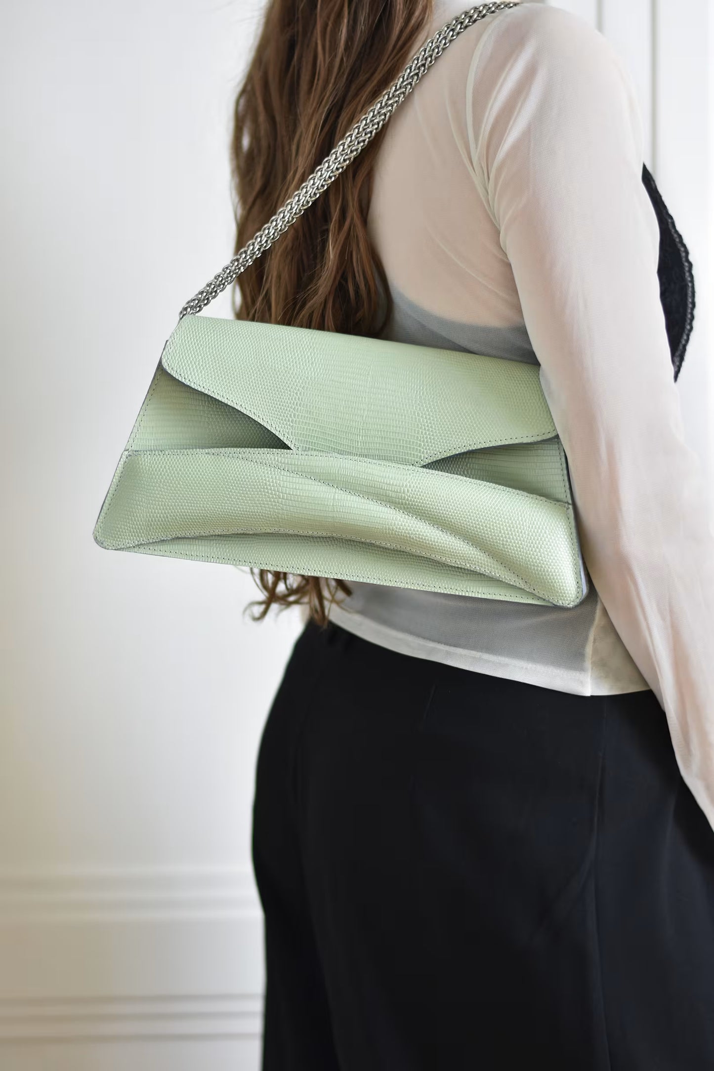 Lindasieto The Decisive Link Bag, melon green, designer, sculptural leather clutch to crossbody bag, contemporary purse with unique wrist strap on silver chain strap by Budapest based fashion brand. Egyedi, magyar valódi bőr elegáns táska, zöld női designer alkalmi válltáska, ezüst lánc pánttal.