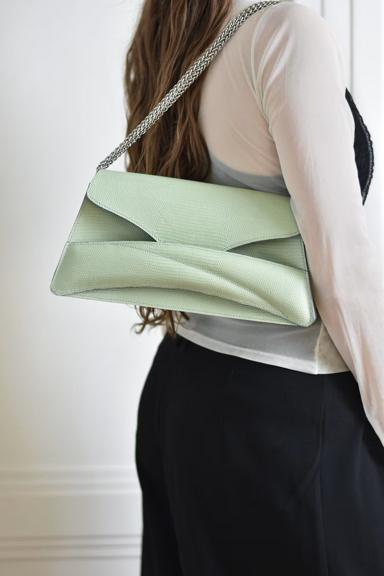 Lindasieto The Decisive Link Bag, melon green, designer, sculptural leather clutch to crossbody bag, contemporary purse with unique wrist strap on silver chain strap by Budapest based fashion brand. Egyedi, magyar valódi bőr elegáns táska, zöld női designer alkalmi válltáska, ezüst lánc pánttal.