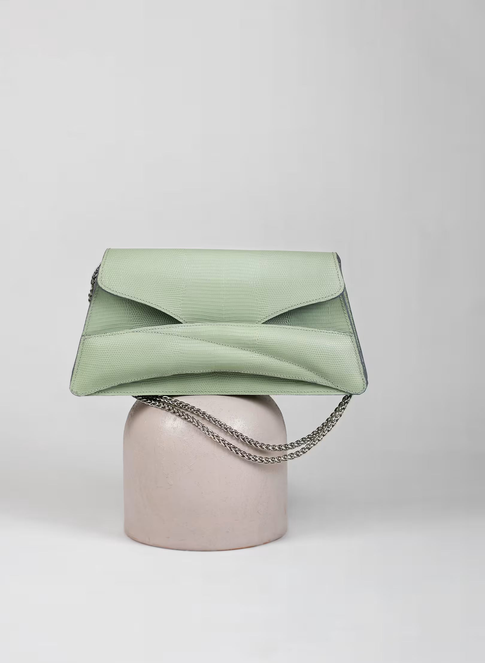 Lindasieto The Decisive Link Bag, melon green, designer, sculptural leather clutch to crossbody bag, contemporary purse with unique wrist strap on silver chain strap by Budapest based fashion brand. Egyedi, magyar valódi bőr elegáns táska, zöld női designer alkalmi válltáska, ezüst lánc pánttal.