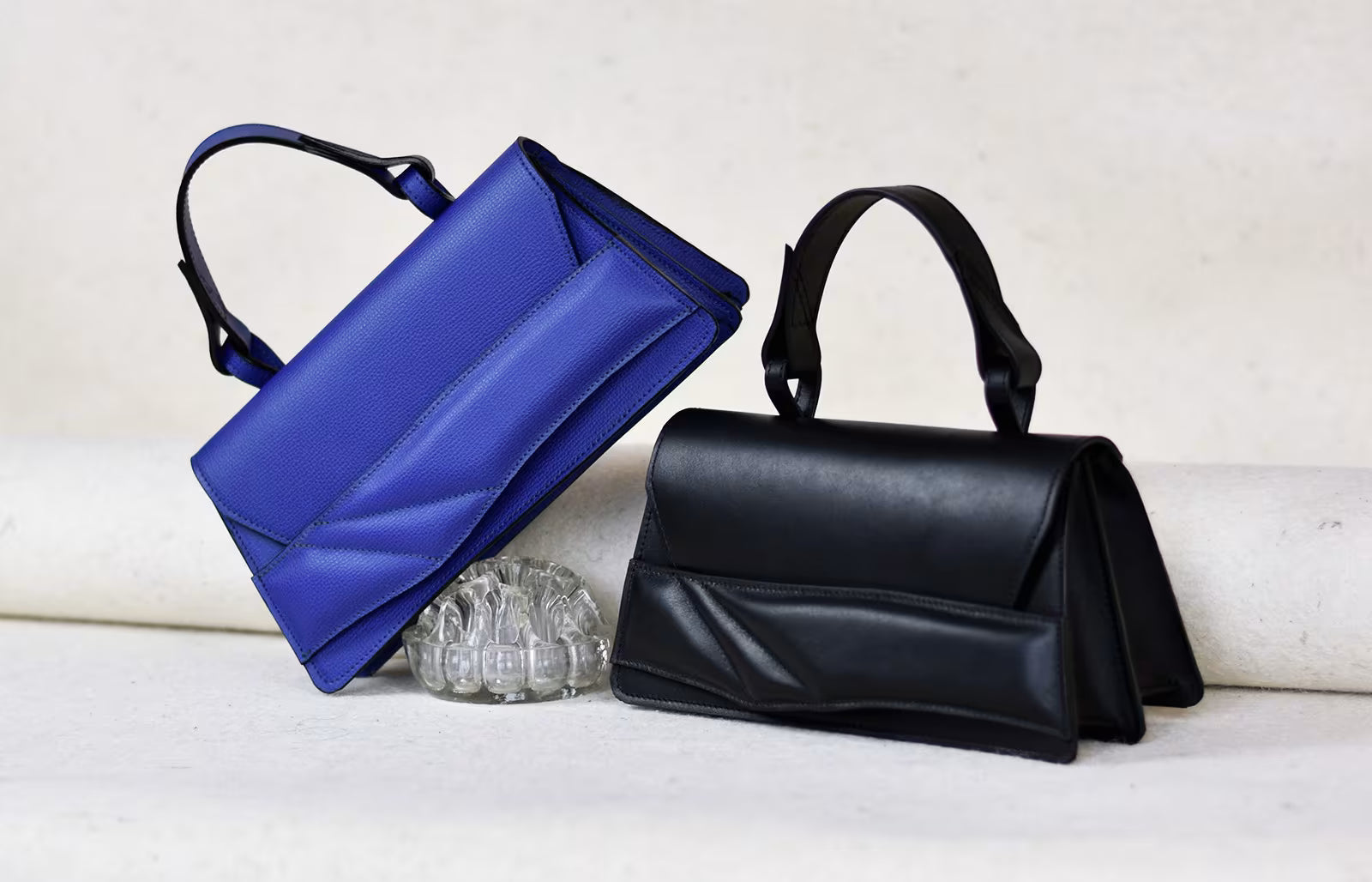 Lindasieto magyar designer kobalt ultramarine kék és fekete bőr crossbody táska, egyedi, női, uniszex válltáska, különleges színekben, személyre szabott monogram, ajándék csomagolással. Sculptural Mini Balance Bag,  handmade genuine leather blue and black handbag by Budapest based fashion designer, unique wrist strap handle. Limited quantities, ethical production.