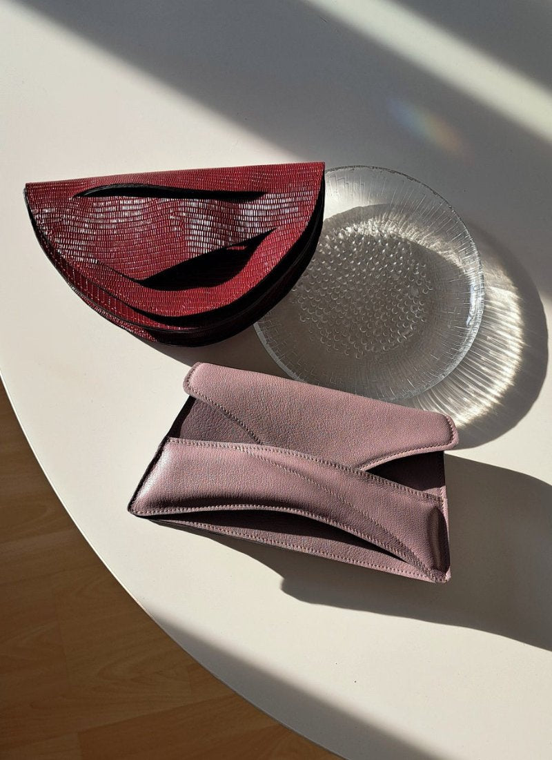 Lindasieto sculptural Mini Dune Bag, convertible clutch on chain with wrist strap in dark red, burgundy Italian leather. Limited numbers, custom colors, personalization, Budapest based designer. Lindasieto Mini Dune egyedi bordó bőr designer táska, magyar iparművész táska tervező,  prémium olasz bőrök, személyre szabott ajándék, monogram, magyar márka.