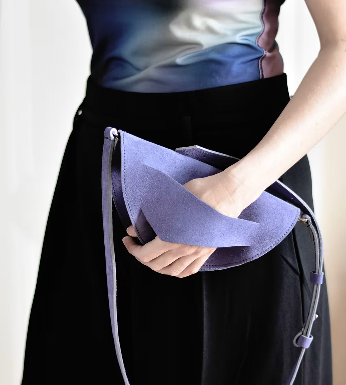 Fenntartható, designer márka, egyedi tervezésű, ametiszt lila velúr bőr táska,  magyar tervező, prémium olasz bőrök, személyre szabott ajándék, monogram.
Sustainable, unique clutch to crossbody Lilac minimalist Mini Dune Bag with shoulder strap, Italian suede leather, crafted in Budapest designer studio.