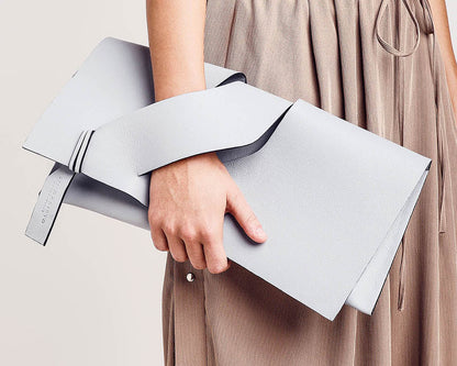 Menta zöld bőr magyar designer boríték clutch táska, tervezői márka, különleges színek, személyre szabott monogram, ajándék csomagolás. Mint green, grey Italian leather handmade elegant occassion clutch bag, seen on Vogue, unique wrist strap, custom colors, personalized wedding guest gift, Budapest, EU based fashion brand.