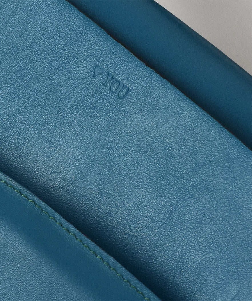 Lindasieto magyar designer türkiz kék bőr crossbody táska, egyedi, női, uniszex, iparművész válltáska, különleges színekben, személyre szabott monogram, ajándék csomagolással. Handmade genuine teal nappa leather crossbody bag by Budapest based fashion designer, unique wrist strap handle, gift wrap available. Limited quantities, ethical production.