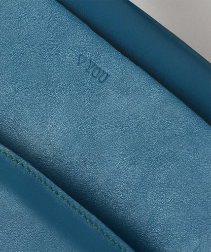 Lindasieto magyar designer türkiz kék bőr crossbody táska, egyedi, női, uniszex, iparművész válltáska, különleges színekben, személyre szabott monogram, ajándék csomagolással. Handmade genuine teal nappa leather crossbody bag by Budapest based fashion designer, unique wrist strap handle, gift wrap available. Limited quantities, ethical production.