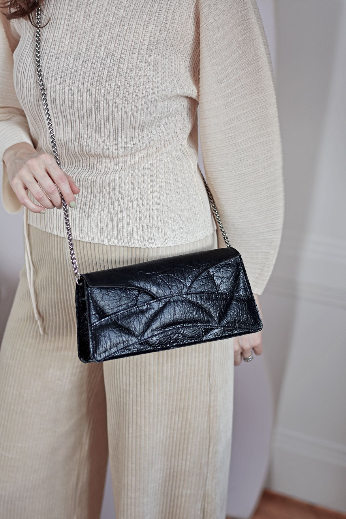 Handmade clutch bag handcrafted from genuine Italian leather, or vegan custom colors, black handbag, crossbody purse with unique wrist strap by Hungarian, Budapest based designer. Fekete, bordó választható színű bőr vegán designer borítéktáska, táska, válltáska magyar táskatervező márka.