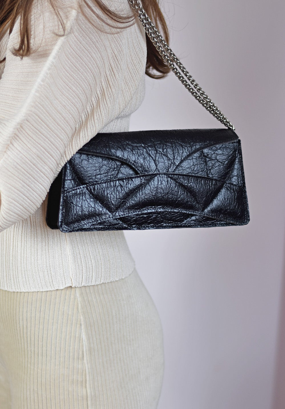 Handmade clutch bag handcrafted from genuine Italian leather, or vegan custom colors, black handbag, crossbody purse with unique wrist strap by Hungarian, Budapest based designer. Fekete, bordó választható színű bőr vegán designer borítéktáska, táska, válltáska magyar táskatervező márka.