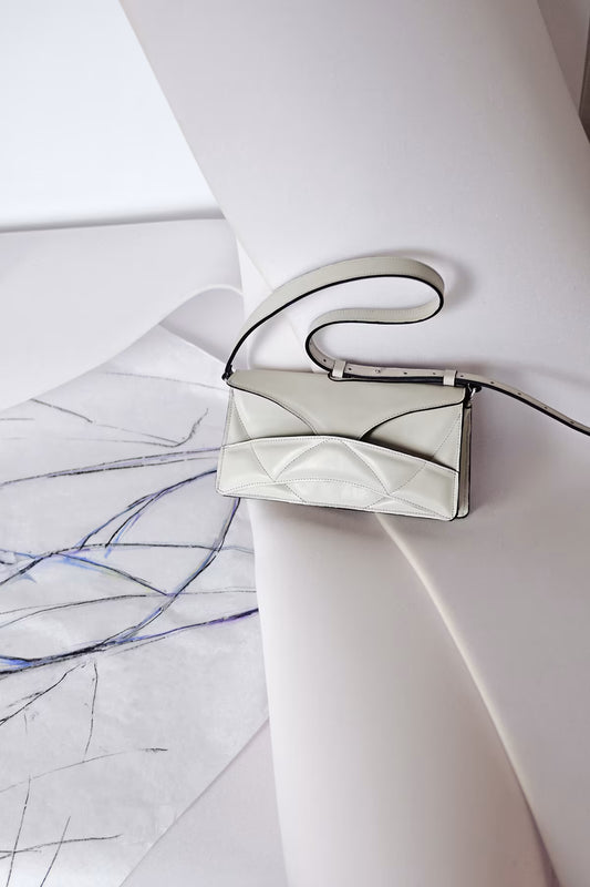LINDASIETO Pure Heart Bag in off white Italian leather, with unique wrist strap, against original abstract heart shaped design sketch by Budapest based designer. Magyar, designer, fehér bőr válltáska, magyar táskatervező márka.