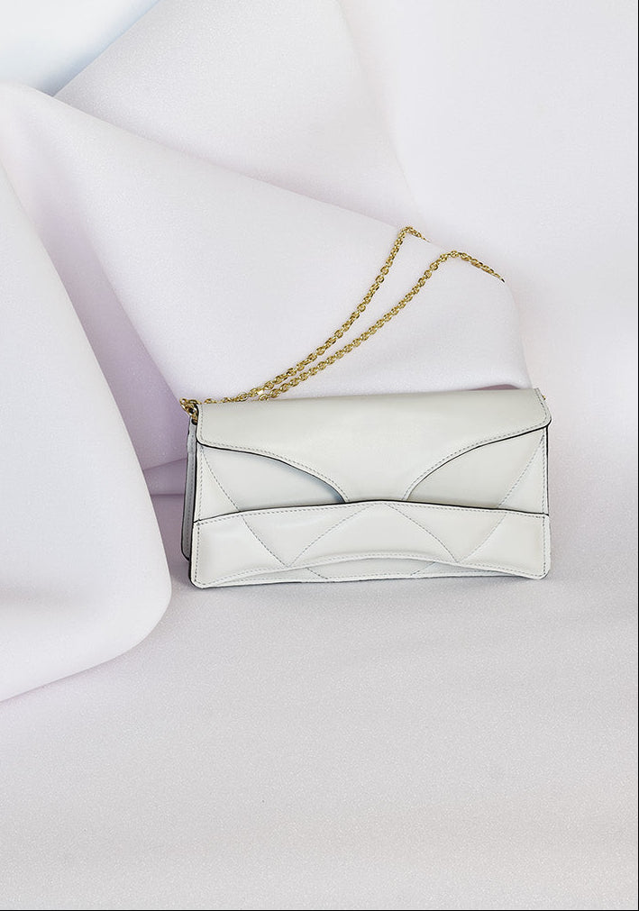 LINDASIETO Pure Heart Bag in off white Italian leather, with unique wrist strap by Budapest based designer. Magyar, designer, fehér bőr válltáska, magyar táskatervező márka.