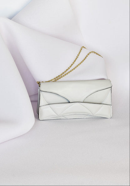 LINDASIETO Pure Heart Bag in off white Italian leather, with unique wrist strap by Budapest based designer. Magyar, designer, fehér bőr válltáska, magyar táskatervező márka.