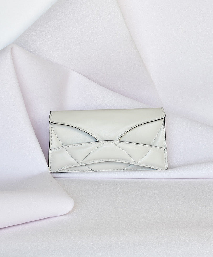 LINDASIETO Pure Heart Bag in off white Italian leather, with unique wrist strap by Budapest based designer. Magyar, designer, fehér bőr válltáska, magyar táskatervező márka.