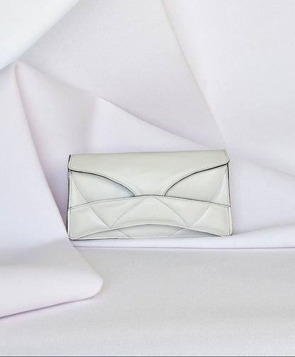 LINDASIETO Pure Heart Bag in off white Italian leather, with unique wrist strap by Budapest based designer. Magyar, designer, fehér bőr válltáska, magyar táskatervező márka.