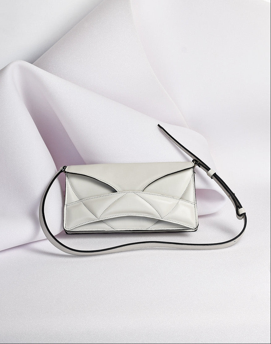 LINDASIETO Pure Heart Bag in off white Italian leather, with unique wrist strap by Budapest based designer. Magyar, designer, fehér bőr válltáska, magyar táskatervező márka.