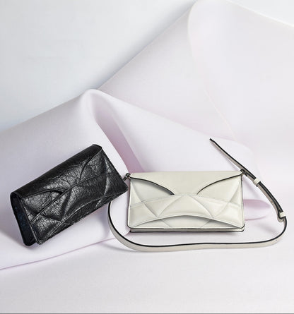 LINDASIETO Pure Heart Bag in off white Italian leather, Enigmatic Heart Bag in vegan, black Pinatex, both with unique wrist strap by Budapest based designer. Magyar, designer, fehér bőr válltáska , fekete vegán táska, magyar táskatervező márka.