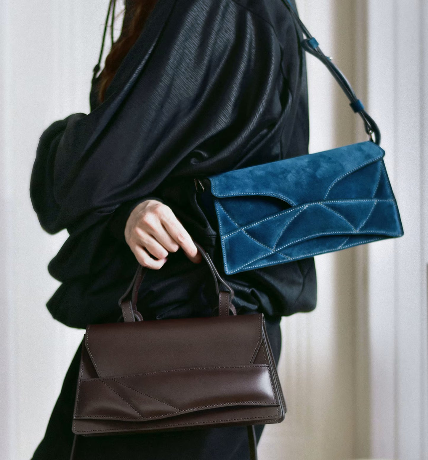 lindasieto magyar designer különleges kék velúr bőr Enigmatic Heart táska, csokoládé barna Mini Balance Bag, 2026 tavasz színek. Dark azure blue suede leather clutch to shoulder bag with quilted design, dark chocolate brown Mini Balance top handle bag with unique wrist strap by Budapest based fashion brand, ss26.
