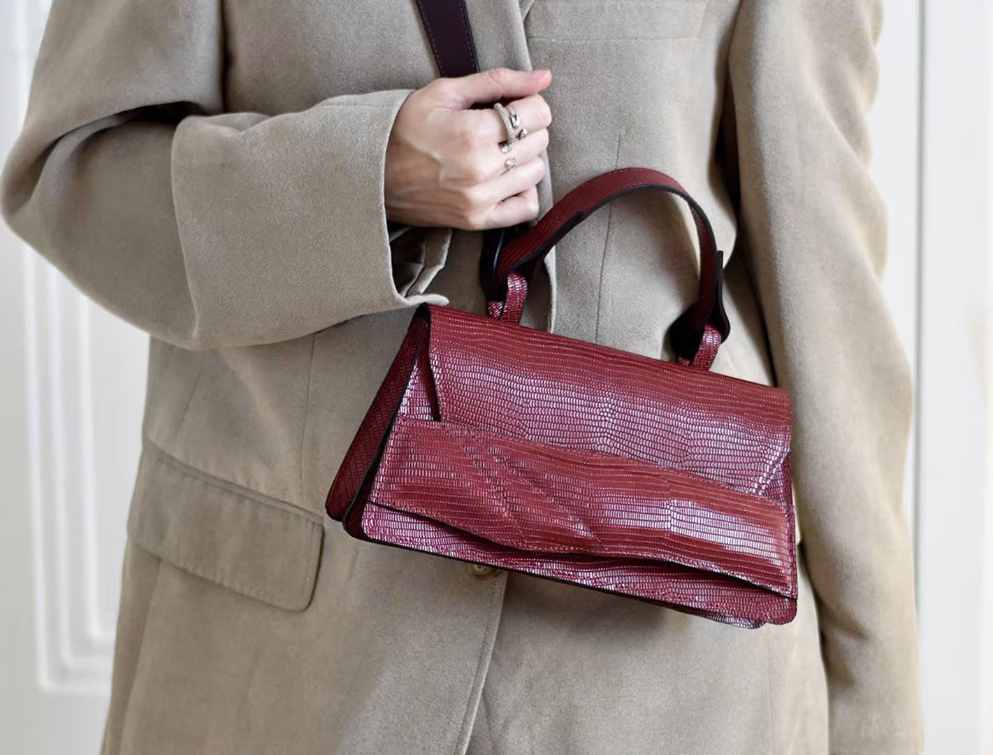 lindasieto mini balance burgundy lizard effect leather designer top handle handbag worn with beige blazer, magyar designer táska, limitált crossbody válltáska
