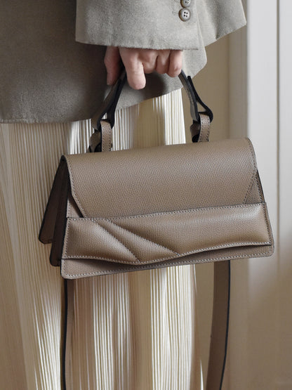 Lindasieto magyar designer bőr Mini Balance crossbody táska, egyedi, női, uniszex, iparművész válltáska, különleges színekben, személyre szabott monogram, ajándék csomagolással. Sculptural Mini Balance textured leather crossbody bag by Budapest based fashion designer, unique wrist strap handle, gift wrap available. Limited quantities, ethical production.