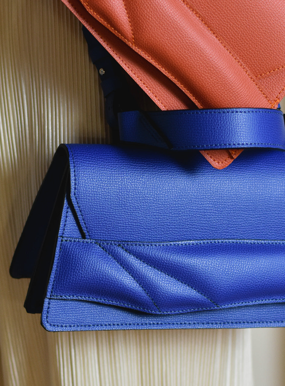 Lindasieto magyar designer kobalt kék bőr crossbody táska, egyedi, női, uniszex, válltáska, különleges színekben, személyre szabott monogram. Sculptural ultramarine blue leather Mini Balance crossbody bag by Budapest based fashion designer, unique wrist strap. Limited quantities, ethical production.