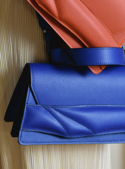 Lindasieto magyar designer kobalt kék bőr crossbody táska, egyedi, női, uniszex, válltáska, különleges színekben, személyre szabott monogram. Sculptural ultramarine blue leather Mini Balance crossbody bag by Budapest based fashion designer, unique wrist strap. Limited quantities, ethical production.