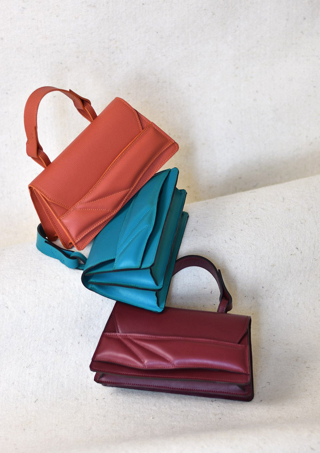 Lindasieto magyar designer türkiz kék bőr crossbody táska, egyedi, női, uniszex, iparművész válltáska, különleges színekben, személyre szabott monogram, ajándék csomagolással. Handmade genuine teal nappa leather crossbody bag by Budapest based fashion designer, unique wrist strap handle, gift wrap available. Limited quantities, ethical production.