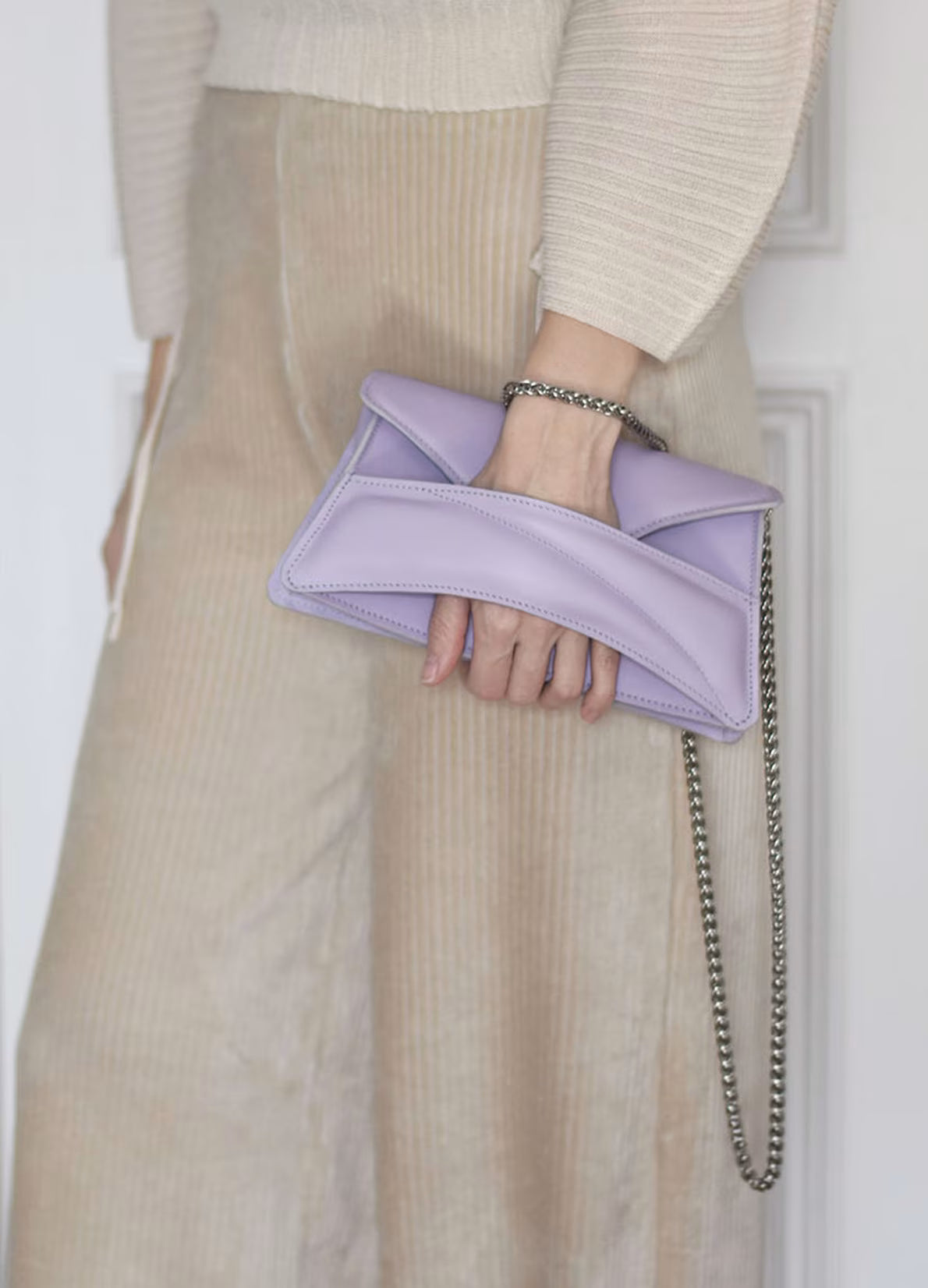 Lindasieto sculptural Link Bag, lilac leather designer clutch on chain purse with unique wrist strap, silver chain strap by Budapest based fashion brand. Egyedi magyar  designer bőr borítéktáska, lila női alkalmi táska, ezüst lánc vállpánttal.
