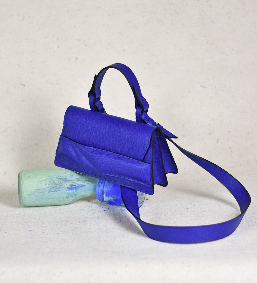 Lindasieto magyar designer bőr crossbody táska, egyedi, női, uniszex, iparművész válltáska, különleges színekben, személyre szabott monogram, ajándék csomagolással. Handmade genuine leather crossbody Mini Balance Bag by Budapest based fashion designer, unique wrist strap handle, gift wrap available. Limited quantities, ethical production.