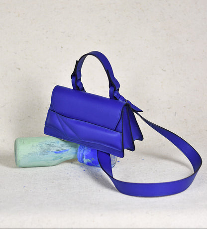 Lindasieto magyar designer bőr crossbody táska, egyedi, női, uniszex, iparművész válltáska, különleges színekben, személyre szabott monogram, ajándék csomagolással. Handmade genuine leather crossbody Mini Balance Bag by Budapest based fashion designer, unique wrist strap handle, gift wrap available. Limited quantities, ethical production.