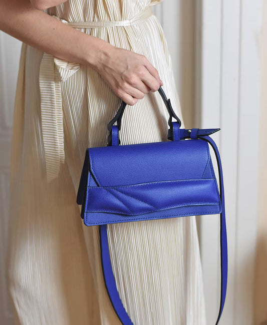 Magyar designer kobalt ultramarine kék bőr crossbody táska, egyedi, női, uniszex válltáska, különleges színekben, személyre szabott monogram, ajándék csomagolással. Handmade genuine leather blue crossbody bag by Budapest based fashion designer, unique wrist strap handle. Limited quantities, ethical production.