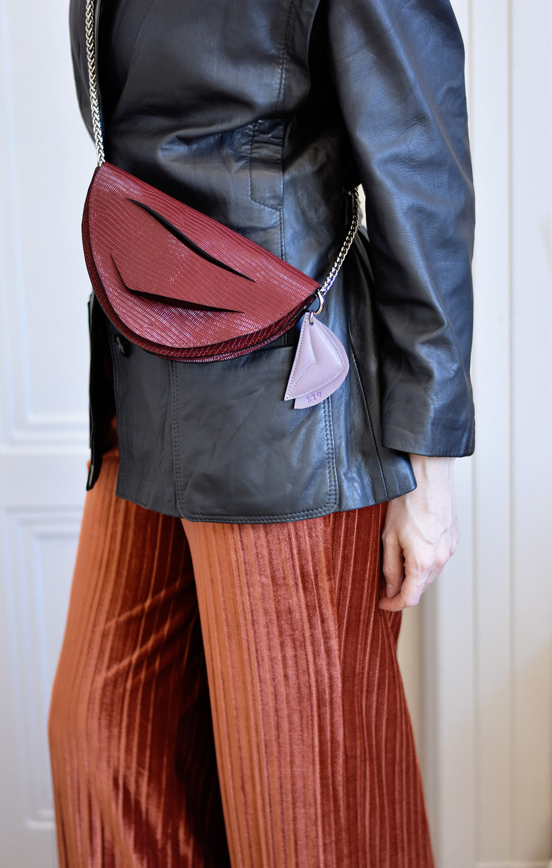 Fenntartható, designer márka, egyedi bőr táska, dísz magyar iparművész táskatervező,  prémium olasz bőrök, személyre szabott ajándék felirat /monogram ~
Sustainable, unique crossbody, top handle bag, handbag, charms, keyring, keychain, Italian leather. Limited numbers, custom colors, personalization, gift wrapped. 