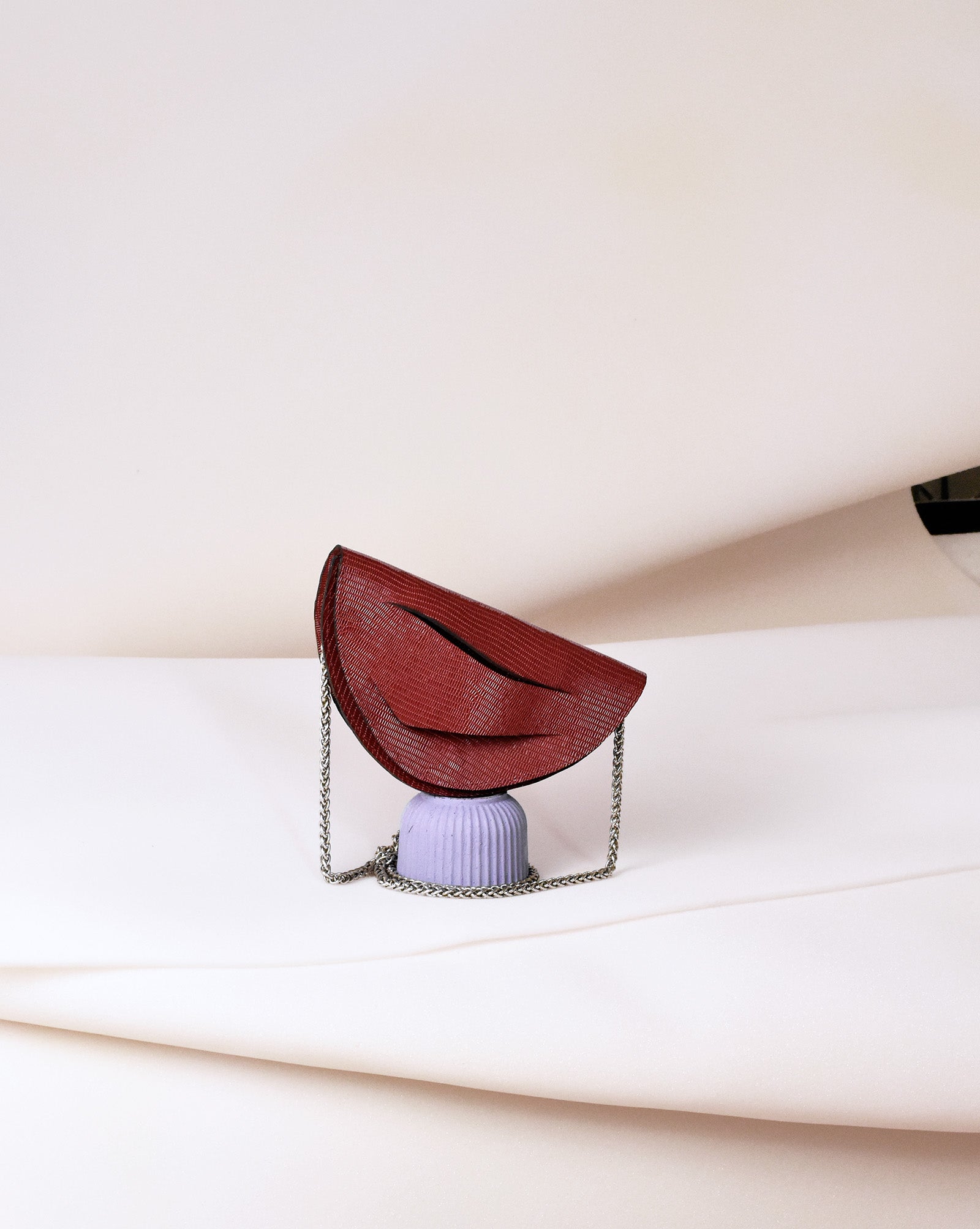 Fenntartható, designer márka, egyedi bőr táska, dísz magyar iparművész táskatervező,  prémium olasz bőrök, személyre szabott ajándék felirat /monogram ~
Sustainable, unique crossbody, half moon bag, handbag, wrist strap, charms, keyring, keychain, Italian leather. Limited numbers, custom colors, personalization, gift wrapped. 