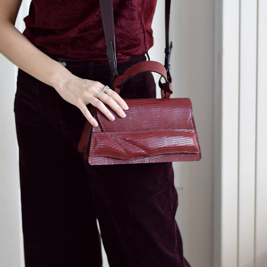 Fenntartható, designer márka, bordó, burgundi, valódi bőr táska, magyar iparművész táskatervező,  prémium olasz bőrök, személyre szabott ajándék felirat /monogram ~
Wine burgundy sustainable, architectural, modern crossbody, top handle bag, handbag, crafted in Budapest from Italian leather. 