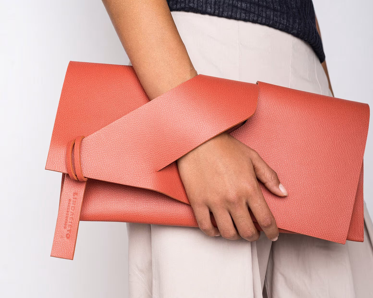 Prémium, narancs színű, bőr designer boríték clutch táska magyar tervező, márka, monogrammal. Personalised, orange Italian leather handmade elegant occasion clutch bag, unique wrist strap, wedding clutch gift, Budapest fashion brand.
