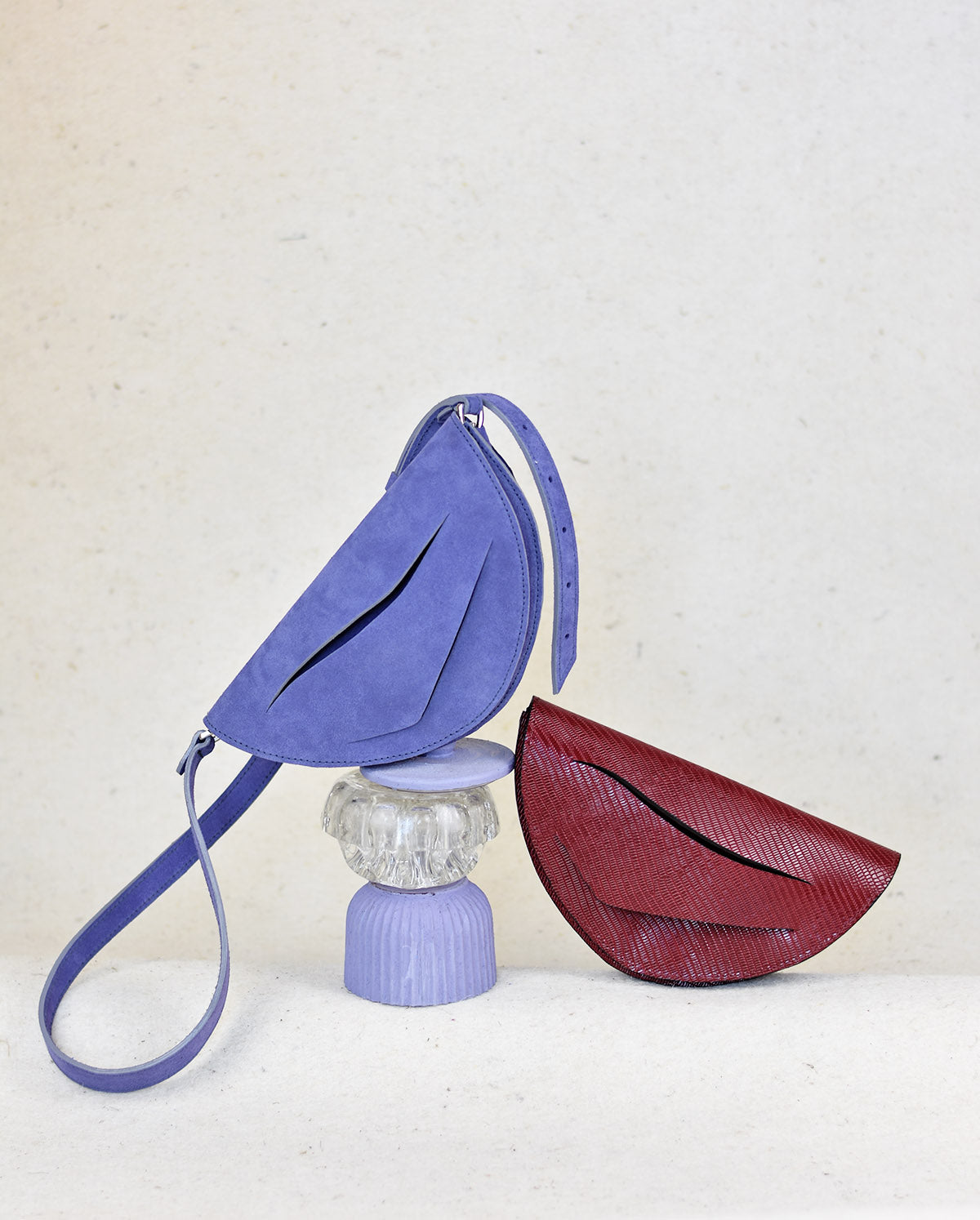 Lila hasított bőr designer borítéktáska, táska, magyar tervező márka. Handmade lilac clutch bag crafted from genuine Italian suede leather, purple amethyst purse, crossbody purse with unique wrist strap by Hungarian, Budapest based designer.