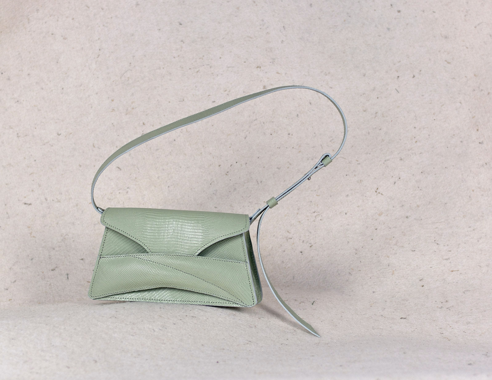 Premium leather contemporary handbag, light melon green Italian leather,  Link Bag, crafted by Budapest based fashion brand Lindasieto. Menta zöld, valódi bőr designer alkalmi táska, 2026 tavaszi színek, magyar tervezői válltáska.