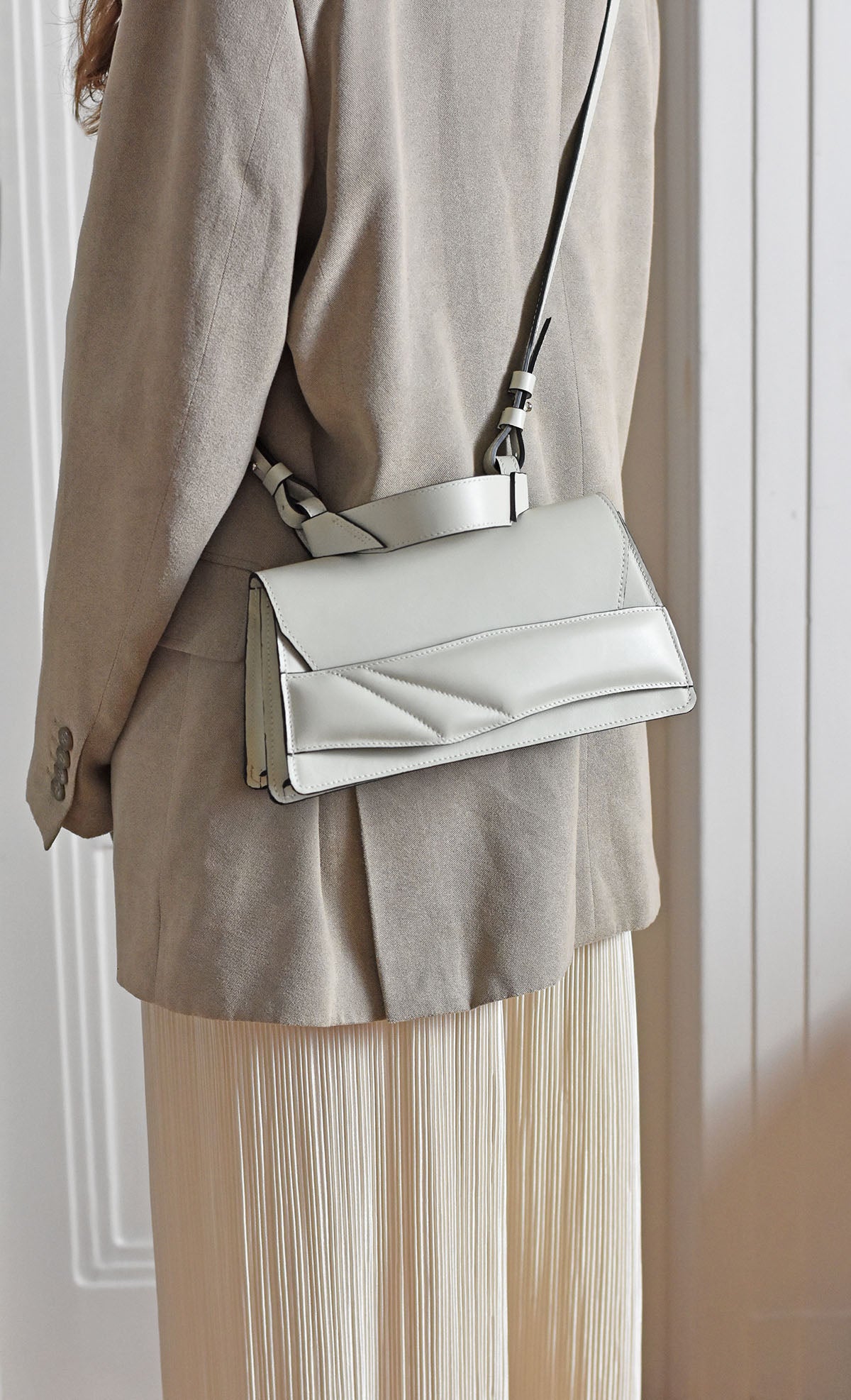 Magyar designer bőr crossbody táska, egyedi, női, uniszex, iparművész válltáska, különleges színekben, személyre szabott monogram, ajándék csomagolással. Handmade genuine leather crossbody bag by Budapest based fashion designer, unique wrist strap handle, gift wrap available. Limited quantities, ethical production.