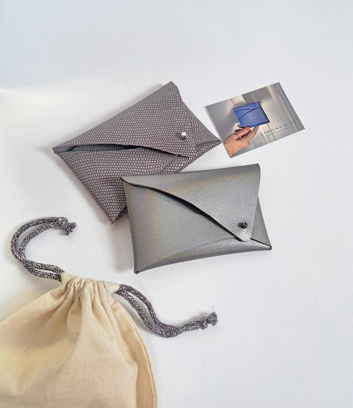 Womens handcrafted leather cardholder wallets, in taupe lilac, metallic grey, with cotton dust bag, gift wrap. Női designer bőr kártyatartók, ajándék csomagolással magyar tervezőtől.