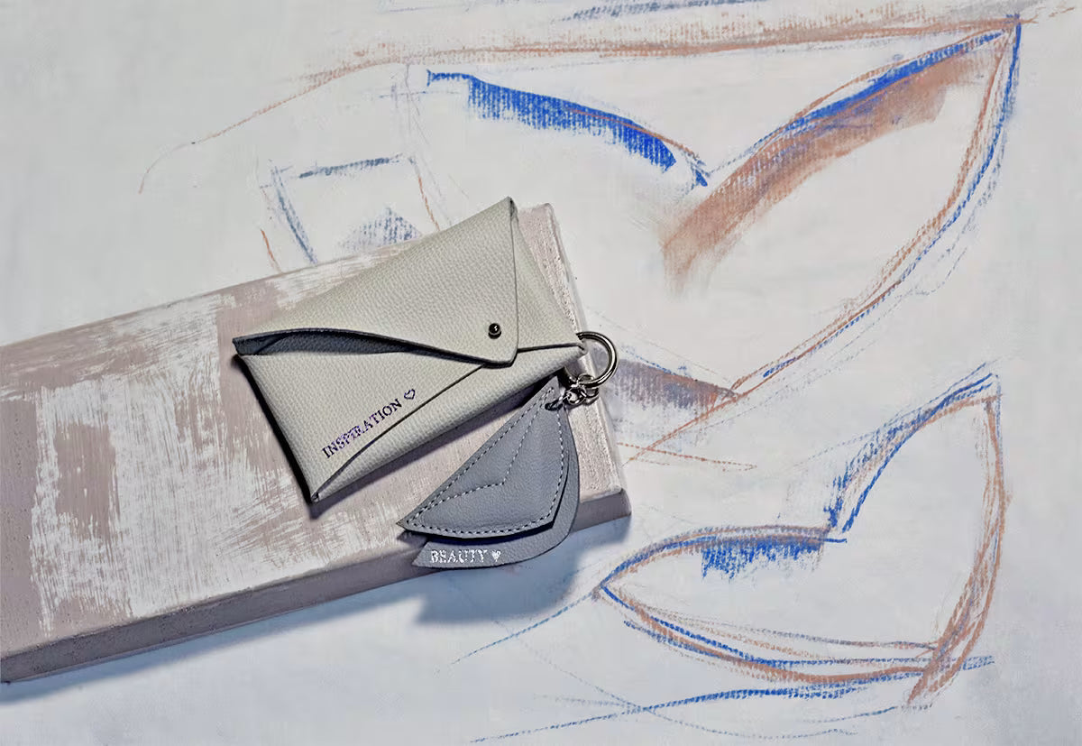 Prémium magyar bőr designer pénztárca,  kártyatartó monogrammal. személyre szabott felirat, karácsonyi ajándék ötletek. Italian off white leather minimal cardholder wallet personalised gift, Budapest based fashion brand.