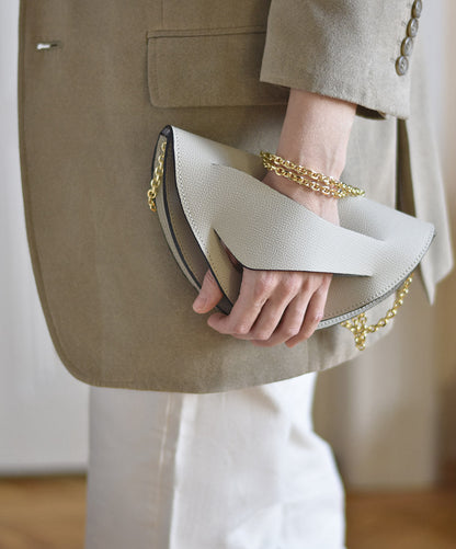 Egyedi bőr designer táska, magyar iparművész táska tervező,  prémium olasz bőrök, személyre szabott ajándék felirat /monogram, magyar márka ~
Sustainable, unique off white genuine leather crossbody, half moon bag, handbag, charms, keyring, keychain, Italian leather. Limited numbers, custom colors, personalization, gift wrapped, Budapest based designer.