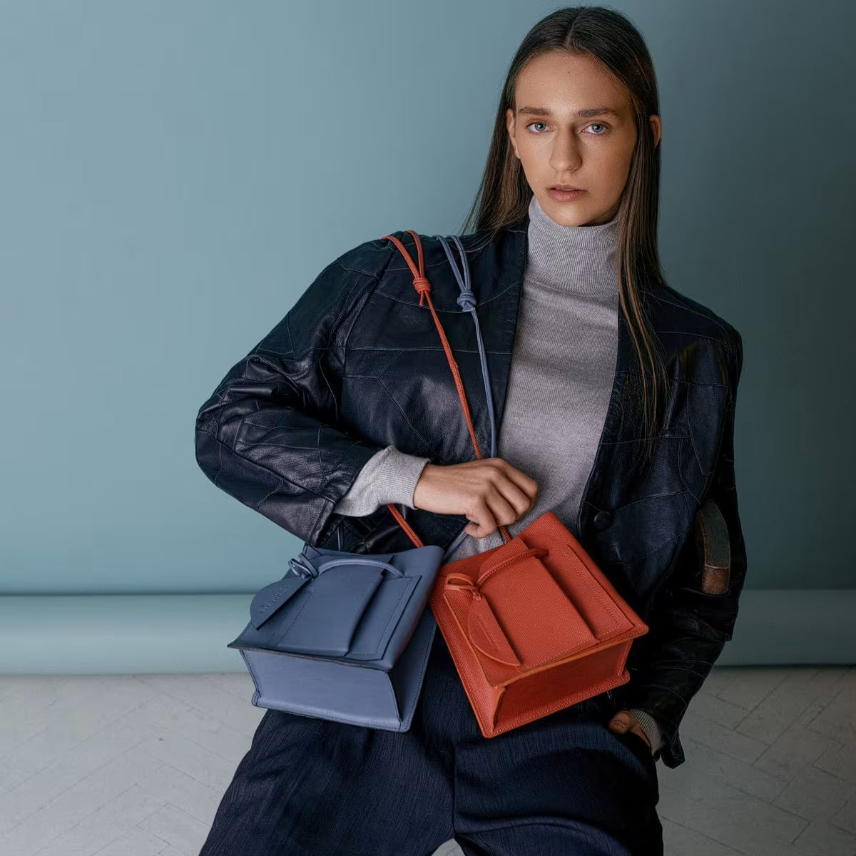 Narancs magyar designer táska márka, táskatervező, egyedi design, marie claire, vogue. Blue and orange leather bucket bag, unique crossbody style.